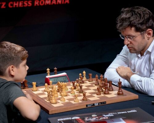 Garry Kasparov oferă o lecție de șah pentru copii în deschiderea Turneului de șah „Superbet Chess Classic Romania 2021”